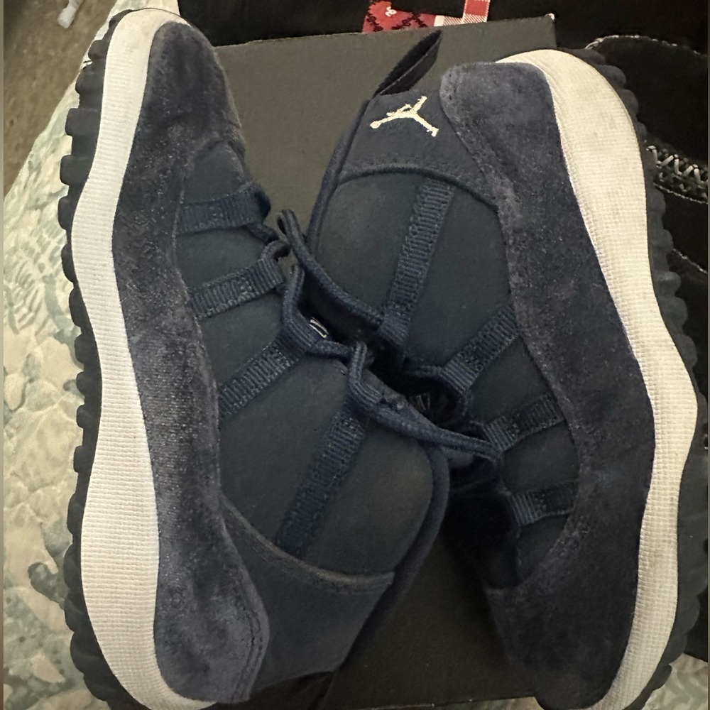 AIR JORDAN 11 NAVY SUEDE 10c used